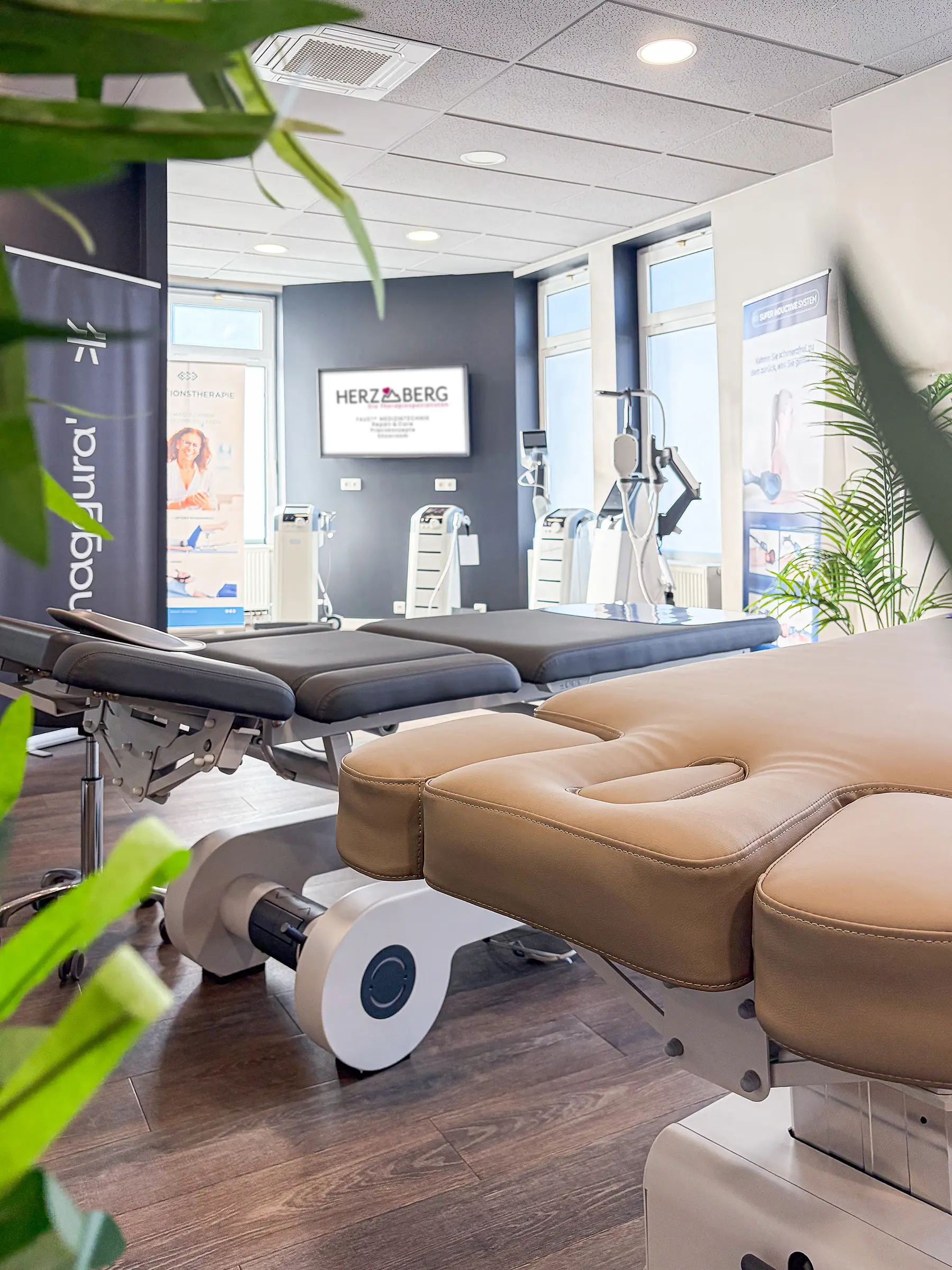 Showroom mit Therapieliegen und Therapiegeräten